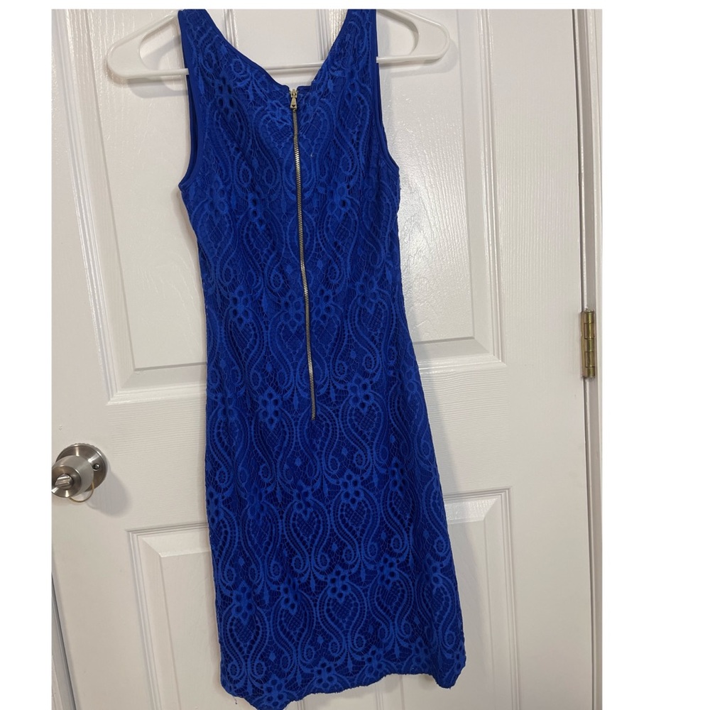 Vestido queda arriba de las rodillas queda muy lindo la marca es Guess